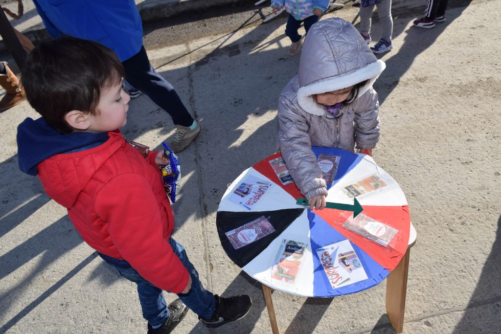 acumular excitación Prescribir Mes Patrio: Niños de Puerto Williams participan en diversos juegos típicos  - Gobernación Provincial de Antártica